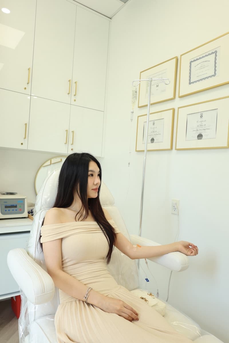 Client relaxing during an IV drip at FusionMed Toronto