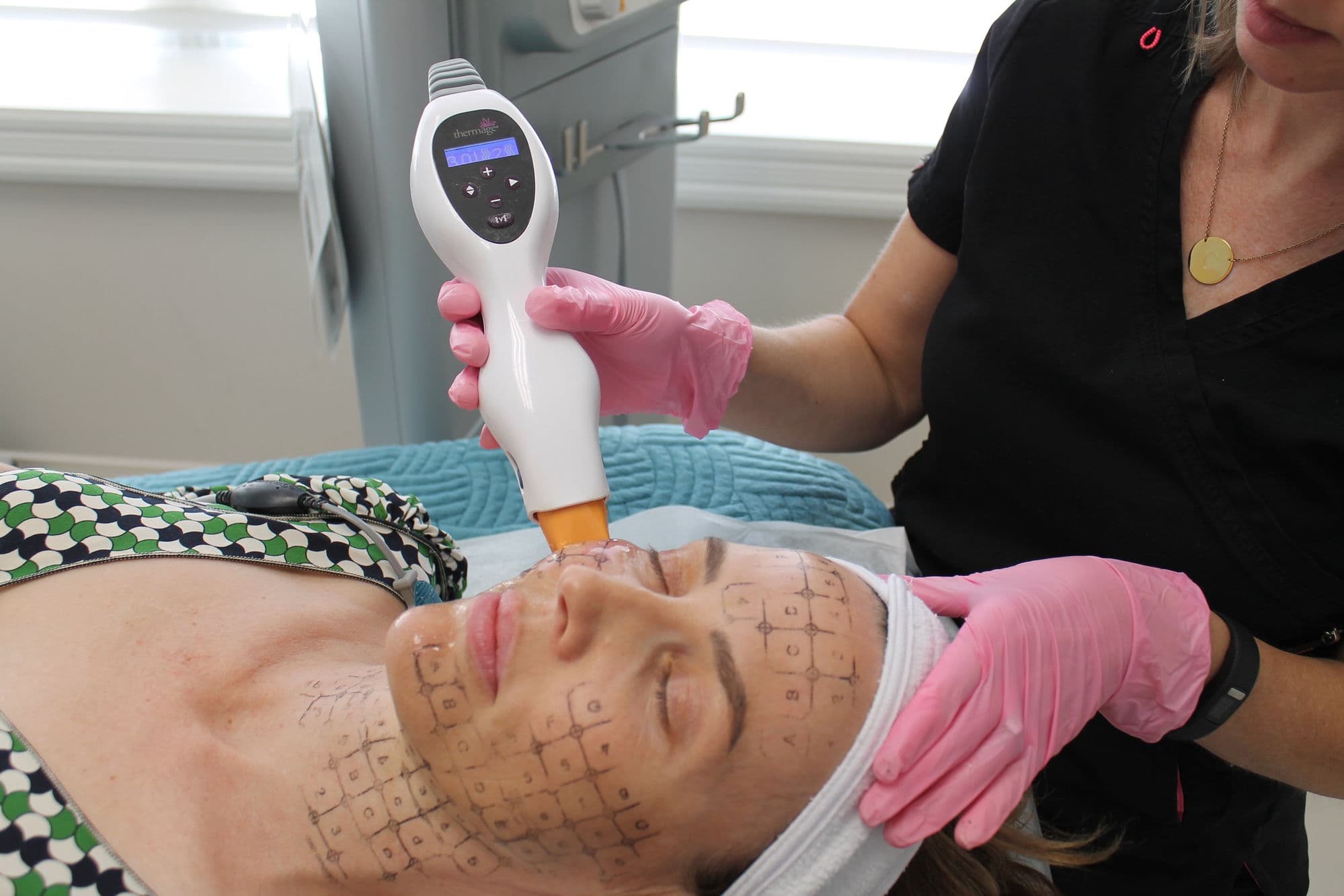 Medical aesthetic treatment in a clinical setting